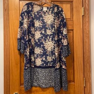 Knox Rose Navy Floral Kimono, size Medium.